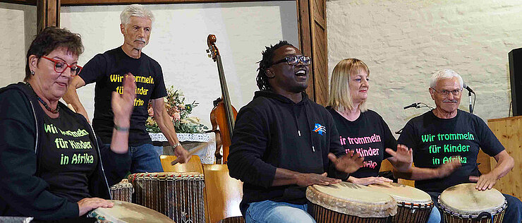 Afrikanische Rhythmen sind die Spezialität von André Mabiala und seiner Band Mbonda Lokito. 