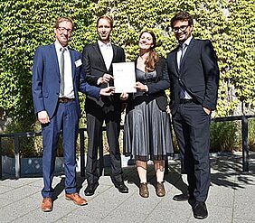 Oliver Hunke from the BMWi hands the certificate to the founding team of integrAi.de: Thomas Glaser, Bianca Heim and Joscha Riemann (from left to right). (Picture: project sponsor Jülich/ T. Großmann)