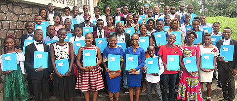 Geschafft: Die glücklichen BEBUC-Stipendiaten von Kinshasa, Kikwit und Mbanza-Ngungu nach der feierlichen Zeremonie in Kinshasa, mit den charakteristischen blauen Mappen. (Foto: F. Bangelesa) 