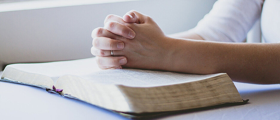 Nur klassische Gottesdienste oder alleine beten als Angebot? In einem neuen Online-Seminar der Theologie greifen Studierende die Frage „Feierst du noch oder streamst du schon...?“ wissenschaftlich auf. 
