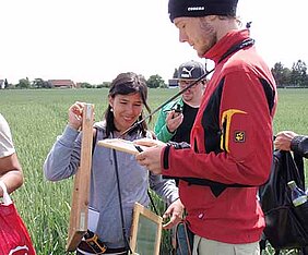 Master students from the University of Würzburg during a land survey on wheat fields of the new JECAM site DEMMIN. (Photo: Thorsten Dahms)