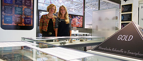Die neue Ausstellung im Mineralogischen Museum der Uni Würzburg nimmt das Smartphone genauer unter die Lupe. Konzipiert wurde sie unter anderem von Conny Bothe (rechts) und Dr. Dorothée Kleinschrot.