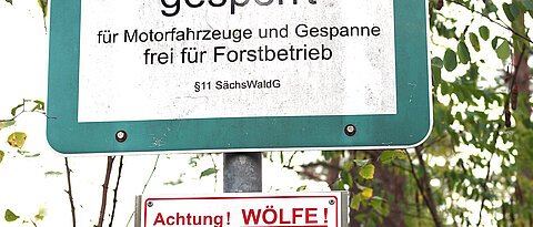 In der Lausitz weisen Schilder darauf hin, dass dort Wölfe leben.