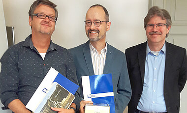 Verleihung des Lehrpreises an Peter Groß und Rainer Scheuchenpflug durch Studiendekan Jörn Müller. 