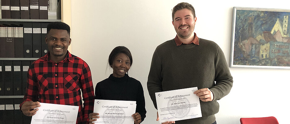 Die Preisträger des Tutorenpreises Biologie 2019 (v. l.: Nonso Josephat Ikenga; Atinuke Melody Ogunboye und Oliver Dyck Dionisi. Nicht auf dem Foto: Gökhan Karpuzoglu.