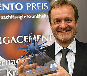 Klaus Brehm bei der Verleihung des Memento-Forschungspreises in Berlin. (Foto: Stephanie Pilick)