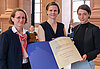 JMU's Equality Award went to the HCI Mentoring Circle. Professor Carolin Wienrich (right) and Dr. Astrid Carolus (center) accepted it. The laudatory speech was given by Vice President Anja Schlömerkemper. (Image: Rudi Merkl / University of Würzburg)