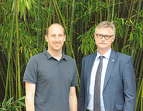 Universitätskanzler Dr. Uwe Klug freut sich über den Besuch von Schwimmweltmeister Thomas Lurz am Gesundheitstag der Uni Würzburg.