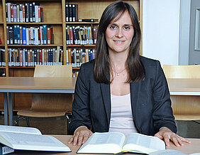 Lydia Lange in der Bibliothek des Lehrstuhls für Altes Testament und biblisch-orientalische Sprachen. (Foto: Robert Emmerich)