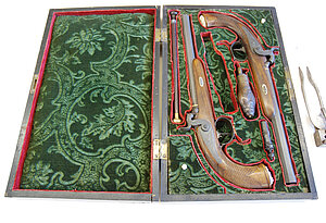 Duellpistolen mit oktogonalen Läufen, furnierter Holzkasten mit grünem Samt ausgeschlagen, um 1830, H. Tils, Leihgeber: Institut für Hochschulkunde