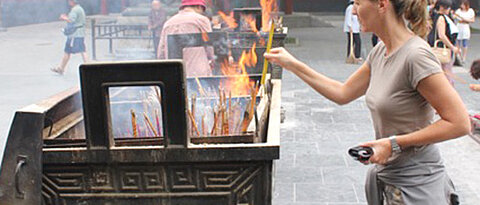 Kathrin Krause-Harder bei einem Tempelbesuch in China. (Foto: privat)