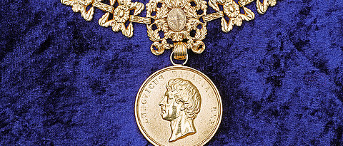 Die goldene Amtskette der Universität Würzburg trägt eine goldene Medaille. Auf deren Vorderseite: Der bayerische König Ludwig I. und die Inschrift „Ludovicus Bavariae Rex“.