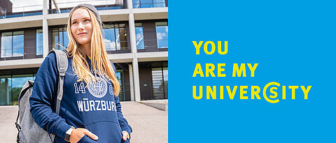 Studentin Julia trägt einen Pullover mit dem Logo der Universität Würzburg.