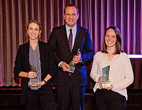 Die Gewinner der BME-Preise (von links): Yasemin Günenc, Dr. Nikolai Kramer und Julia Peretzke. (Foto: Raffler/BME)