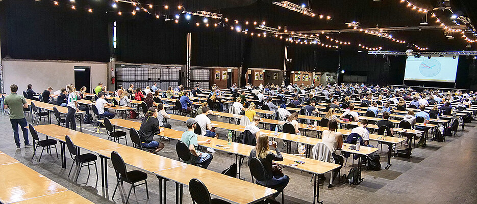 254 Studierende können in der Posthalle gleichzeitig Prüfungen schreiben.