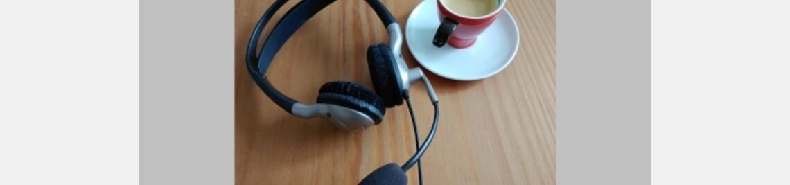 Headset mit Kaffee