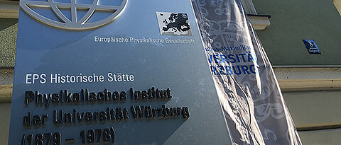 European Physical Society (EPS) und Uni-Präsident Alfred Forchel enthüllen die Stele, die das ehemalige Physikalische Institut und heutige Röntgen-Gedächtnisstätte als "Historische Stätte" ausweist. According to the EPS an "Historic Site": The former Institute of Physics. Here Wilhelm C. Röntgen discovered the x-rays. (Photo: Marco Bosch)
