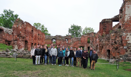 Das Bild zeigt die Exkursionsgruppe auf dem Gelände der Ruine Insterburg in Kaliningrad.