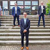 Nach dem Abschluss der ersten Impfrunde bedankte sich Unipräsident Paul Pauli (v.l.) bei allen, die das Impfangebot möglich gemacht hatten. Hintere Reihe (v.l.): Klaus Hahn, stellvertretender Leiter des Servicezentrums Technischer Betrieb der JMU, Dr. Anagnostis Valotis, Leiter der Stabsstelle Arbeits-, Gesundheits-, Tier- und Umweltschutz der JMU und Koordinator des Impfprogramms, Dr. Gerhard Schwarzmann, Ärztlicher Koordinator des Impfzentrums am UKW. Vorne: Matthias Funken, Leiter des Rechenzentrums der JMU und Julia Weimert, administrative Koordinatorin des Projekts auf Seiten des Uniklinikums. 