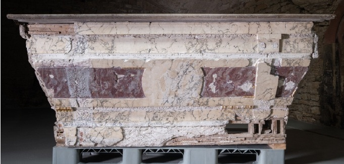 Der restaurierte Altar aus Gips und Holz im Museum.