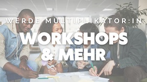 Auf dem Bild sind 4 junge Leute, die zusammen arbeiten zu sehen. Der Text "Werde Multiplikator:in - Workshops & Mehr" ist zu lesen.