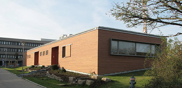 Das Forschungszentrum Magnet-Resonanz-Bayern e.V. am Hubland-Campus. Im Hintergrund die Physik. Foto: Florian Fidler