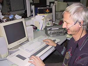Reinhold Helfrich an seinem Arbeitsplatz