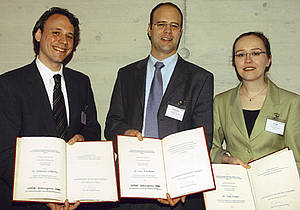 Stolze Preisträger (von links): Sebastian Schlücker, Lutz Ackermann und Anke Krüger. Foto: ADUC