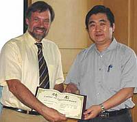 Professor Meng, Dekan der School of Electronic Information Engineering der Tianjin University, übergibt Professor Klaus Schilling die Urkunde. Foto: privat