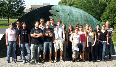Gruppenfoto der Kollegiaten vor dem Biozentrum