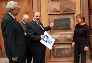 Bei der Enthüllung der Gedenktafel (von rechts): Bürgermeisterin Marion Schäfer, Universitätspräsident Axel Haase, Professor Werner Uhlmann, früherer Rektor der Universität und Initiator der Spendenaktion für den Wiederaufbau des Neubaukirchenturmes, sowie Regierungspräsident Paul Beinhofer. Foto: Robert Emmerich