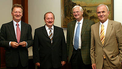 Michael Klett, Axel Haase, Kurt Reumann und Otmar Issing (von links) nach der letzten Sitzung des bisherigen Hochschulrates. Foto: Georg Kaiser