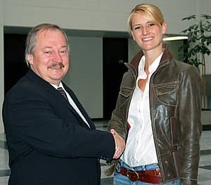 Unipräsident Axel Haase gratulierte Julia Semmel zu ihrer ausgezeichneten Diplomarbeit. Foto: Gunnar Bartsch