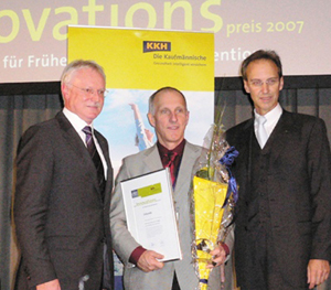Peter Schneider (Mitte) bei der Preisverleihung in Dresden. Rechts KKH-Vorstandsvorsitzender Ingo Kailuweit, links KKH-Vorstandsmitglied Rudolf Hauke. Foto: Brucklacher