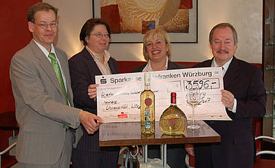 Gruppenbild mit Spendenscheck: Uni-Präsident Axel Haase, Sonja Höferlin, Kanzlerin Heidi Mikoteit-Olsen und Armin Stock. Foto: Margarete Pauli Gruppenbild mit Spendenscheck: Uni-Präsident Axel Haase, Sonja Höferlin, Kanzlerin Heidi Mikoteit-Olsen und Armin Stock. Foto: Margarete Pauli
