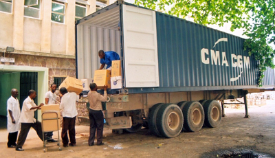 Weitere Entladung des Containers: 25 Tonnen Bücher!