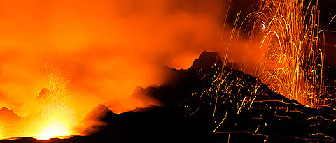 Nächtlicher Blick vom Gipfel des Vulkans Stromboli in ein aktives Gebiet.