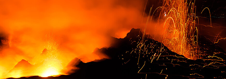 Nächtlicher Blick vom Gipfel des Vulkans Stromboli in ein aktives Gebiet.