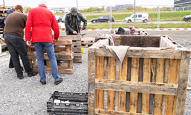 Im Herbst bauen Studierende gemeinsam mit den Besuchern auf dem Baustellenfest Hochbeete auf.