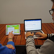 Tobias Preitschopf und Fabian Großmann beim Entwickeln der Online-Übungsaufgaben. Links eine fertige CaseTrain-Aufgabe, rechts eine Aufgabe im Entwurfsmodus. (Foto: Annette Popp)