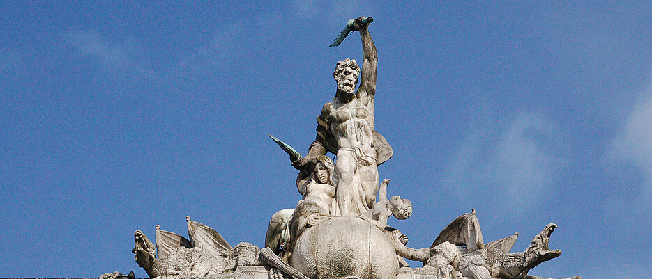 Die Figur des Prometheus ziert das Dach der Uni am Sanderring und ist das Erkennungszeichen der Graduiertenschule für die Geisteswissenschaften.