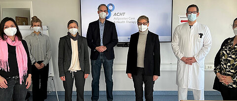 Staatssekretärin Sabine Dittmar (Dritte von rechts) bei ihrem Besuch an der Uniklinik Würzburg. Im Mittelpunkt standen neue Versorgungsformen in der Adipositas-Therapie.