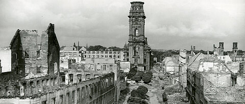 Ansicht der zerstörten Neubaustraße nach 1945