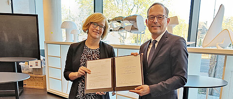 Der Vorsitzende des Kuratoriums, Thomas Wessel, überreicht Ann-Christin Pöppler den Dozentenpreis.