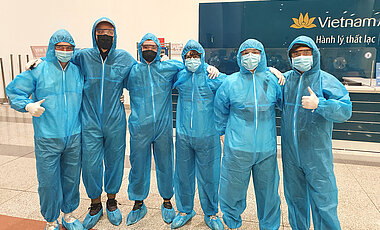 Bei der Ankunft am Flughafen in Hanoi ging es direkt in Schutzanzüge - und anschließend ins Quarantänehotel.