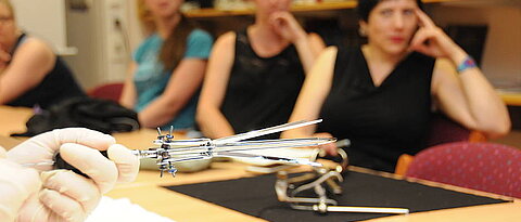 An einem Steinschnittmesser betreiben Studierende des Seminars „Zum Erkenntnispotential von Objekten: Multiperspektivität und Objekterzählungen“ Provenienzforschung. (Foto: Corinna Russow)