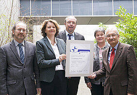 Übergabe des KTQ-Zertifikats (v.l.): Dr. Reinhard Lorenz, Anja Simon, Günter Leimberger, Gesine Dannenmaier und Professor Georg Ertl. (Foto: Barbara Knievel/UKW)