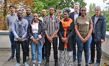 Bei der Begrüßung der neuen Austauschstudierenden aus Mwanza (v.l.): Manuel Krone, James Mushi, Helmut Nyawale, Glorian Nnko, Vitus Silago, Faustine Temu, Franziska Pietsch, Alicia Adiberth, Oliver Kurzai, Gloria Kanimba und Barbara Moll.