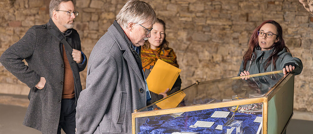 Dr. Uwe Klug und das Museumsteam auf der Baustelle im Keller