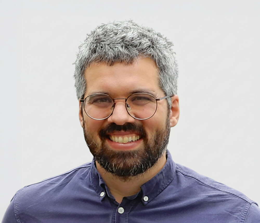 Dr. Can Ergen-Behr, seit 15. Juni 2026 Juniorprofessor für Single Cell Biology an der Universität Würzburg, bekam am 12. Juni 2026 von JMU-Vizepräsidentin Caroline Kisker seine Ernennungsurkunde überreicht.